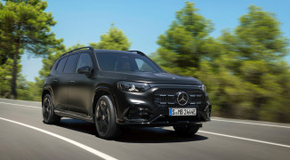 Der neue elektrische Mercedes-Benz GLB. MANUFAKTUR kosmosschwarz magno.
The all-new electric Mercedes-Benz GLB. MANUFAKTUR cosmos black magno.
