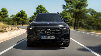 Der neue elektrische Mercedes-Benz GLB. MANUFAKTUR kosmosschwarz magno.
The all-new electric Mercedes-Benz GLB. MANUFAKTUR cosmos black magno.