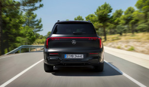 Der neue elektrische Mercedes-Benz GLB. MANUFAKTUR kosmosschwarz magno.
The all-new electric Mercedes-Benz GLB. MANUFAKTUR cosmos black magno.