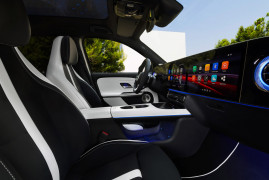 Der neue elektrische Mercedes-Benz GLB. Das SKY CONTROL Panoramadach mit beleuchtetem Muster ist derzeit nicht verfügbar und wird zu einem späteren Zeitpunkt angeboten. Der Zeitpunkt der Verfügbarkeit kann sich ändern.
The all-new electric Mercedes-Benz GLB. SKY CONTROL panoramic roof with illuminated pattern is currently not available and will be offered at a later date. Availability timing is subject to change.