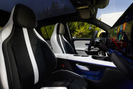 Der neue elektrische Mercedes-Benz GLB. Das SKY CONTROL Panoramadach mit beleuchtetem Muster ist derzeit nicht verfügbar und wird zu einem späteren Zeitpunkt angeboten. Der Zeitpunkt der Verfügbarkeit kann sich ändern.
The all-new electric Mercedes-Benz GLB. SKY CONTROL panoramic roof with illuminated pattern is currently not available and will be offered at a later date. Availability timing is subject to change.