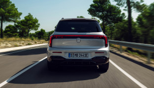 Der neue elektrische Mercedes-Benz GLB. Hightechsilber.
The all-new electric Mercedes-Benz GLB. High-tech silver.