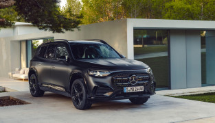 Der neue elektrische Mercedes-Benz GLB. MANUFAKTUR kosmosschwarz magno.
The all-new electric Mercedes-Benz GLB. MANUFAKTUR cosmos black magno.