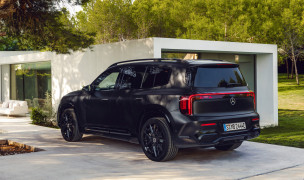 Der neue elektrische Mercedes-Benz GLB. MANUFAKTUR kosmosschwarz magno.
The all-new electric Mercedes-Benz GLB. MANUFAKTUR cosmos black magno.