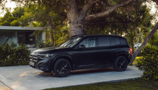 Der neue elektrische Mercedes-Benz GLB. MANUFAKTUR kosmosschwarz magno.
The all-new electric Mercedes-Benz GLB. MANUFAKTUR cosmos black magno.