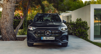 Der neue elektrische Mercedes-Benz GLB. MANUFAKTUR kosmosschwarz magno.
The all-new electric Mercedes-Benz GLB. MANUFAKTUR cosmos black magno.