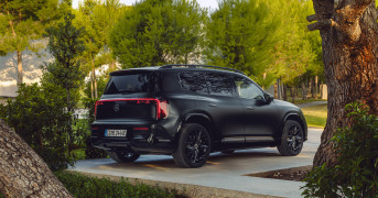 Der neue elektrische Mercedes-Benz GLB. MANUFAKTUR kosmosschwarz magno.
The all-new electric Mercedes-Benz GLB. MANUFAKTUR cosmos black magno.