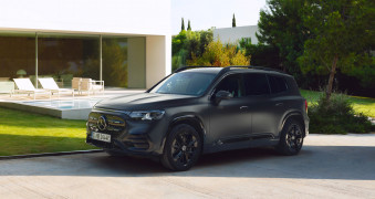 Der neue elektrische Mercedes-Benz GLB. MANUFAKTUR kosmosschwarz magno.
The all-new electric Mercedes-Benz GLB. MANUFAKTUR cosmos black magno.