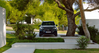 Der neue elektrische Mercedes-Benz GLB. MANUFAKTUR kosmosschwarz magno.
The all-new electric Mercedes-Benz GLB. MANUFAKTUR cosmos black magno.