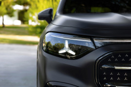 Der neue elektrische Mercedes-Benz GLB. MANUFAKTUR kosmosschwarz magno.
The all-new electric Mercedes-Benz GLB. MANUFAKTUR cosmos black magno.