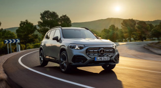 Der neue elektrische Mercedes-Benz GLB. Hightechsilber.
The all-new electric Mercedes-Benz GLB. High-tech silver.