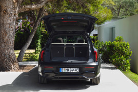 Der neue elektrische Mercedes-Benz GLB. MANUFAKTUR kosmosschwarz magno.
The all-new electric Mercedes-Benz GLB. MANUFAKTUR cosmos black magno.