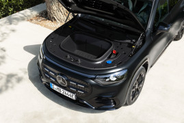 Der neue elektrische Mercedes-Benz GLB. MANUFAKTUR kosmosschwarz magno.
The all-new electric Mercedes-Benz GLB. MANUFAKTUR cosmos black magno.