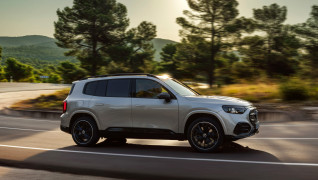 Der neue elektrische Mercedes-Benz GLB. Hightechsilber.
The all-new electric Mercedes-Benz GLB. High-tech silver.