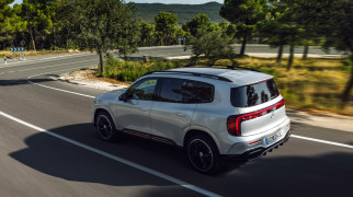 Der neue elektrische Mercedes-Benz GLB. Hightechsilber.
The all-new electric Mercedes-Benz GLB. High-tech silver.