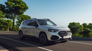 Der neue elektrische Mercedes-Benz GLB. Hightechsilber.
The all-new electric Mercedes-Benz GLB. High-tech silver.