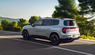 Der neue elektrische Mercedes-Benz GLB. Hightechsilber.
The all-new electric Mercedes-Benz GLB. High-tech silver.