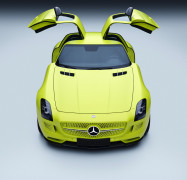 Mercedes-Benz SLS AMG Coupé, Baujahr 2013 (Baureihe 197, Produktionszeit 2010 bis 2014). Studioaufnahme von vorn mit geöffneten Flügeltüren aus dem Jahr 2025.
Mercedes-Benz SLS AMG Coupé from 2013 (197 series, production period from 2010 to 2014). Studio shot from the front with gullwing doors open, taken in 2025.