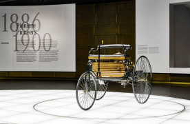 Mercedes-Benz Museum, Stuttgart: Benz Patent-Motorwagen im Raum Mythos 1: Pioniere – Die Erfindung des Automobils, 1886 bis 1900. (Fotosignatur der Archive von Mercedes-Benz Classic: D109040)
Mercedes-Benz Museum, Stuttgart: Benz Patent Motor Car in room Legend 1: Pioneers – The Invention of the Automobile, 1886 to 1900. (Photo reference number in the Mercedes-Benz Classic Archives: D109040)