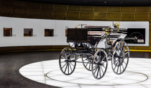 Mercedes-Benz Museum, Stuttgart: Daimler Motorkutsche im Raum Mythos 1: Pioniere – Die Erfindung des Automobils, 1886 bis 1900. (Fotosignatur der Archive von Mercedes-Benz Classic: D104815)
Mercedes-Benz Museum, Stuttgart: Daimler motor carriage in room Legend 1: Pioneers – The Invention of the Automobile, 1886 to 1900. (Photo reference number in the Mercedes-Benz Classic Archives: D104815)