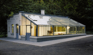 Ehemalige Versuchswerkstatt Gottlieb Daimlers im Gartenhaus seiner Villa in Cannstatt. Hier entsteht der erste leichte, schnelllaufende Fahrzeugmotor der Welt. Heute ist es die öffentlich zugängliche Gottlieb-Daimler-Gedächtnisstätte. (Fotosignatur der Archive von Mercedes-Benz Classic: A92F1885)
Gottlieb Daimler’s former test workshop in the garden house of his villa in Cannstatt. This is where the world’s first lightweight, high-speed vehicle engine was developed. Today, it is the publicly accessible Gottlieb Daimler Memorial. (Photo reference number in the Mercedes-Benz Classic Archives: A92F1885)