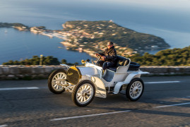 1900 entsteht der Mercedes 35 PS mit Hochleistungsantrieb, langem Radstand und tiefem Schwerpunkt. Er gilt als erstes modernes Automobil überhaupt und trägt als erster den Namen Mercedes. Von ihm wird ab 1902 die Modellfamilie Mercedes-Simplex abgeleitet. Fahraufnahme eines Mercedes-Simplex 40 PS aus dem Jahr 1903 von der Mercedes-Benz Classic Insight „Die Ära Mercédès“ in Nizza und Umgebung, April 2017. (Fotosignatur der Archive von Mercedes-Benz Classic: D368603)
In 1900, the Mercedes 35 hp was created with a high-performance drive, long wheelbase and low centre of gravity. It is considered the first modern automobile ever and was the first to bear the Mercedes name. The Mercedes-Simplex model family was derived from it in 1902. Driving shot of a Mercedes-Simplex 40 hp from 1903 from the Mercedes-Benz Classic Insight “The Mercédès Era” in Nice and the surrounding area, April 2017. (Photo reference number in the Mercedes-Benz Classic Archives: D368603)
