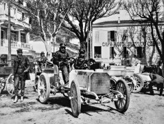 Mercedes 35 PS, der erste Mercedes und das erste moderne Automobil der Geschichte. Foto des Mercedes 35 PS Rennwagens des Barons Henri de Rothschild beim Bergrennen Nizza–La Turbie am 29. März 1901 während der Woche von Nizza, 25. bis 29. März 1901. Am Steuer Wilhelm Werner. (Fotosignatur der Archive von Mercedes-Benz Classic: C31392)
Mercedes 35 hp, the first Mercedes and the first modern automobile in history. Photo of Baron Henri de Rothschild’s Mercedes 35 hp racing car at the Nice–La Turbie hill climb on 29 March 1901 during the Racing Week in Nice, 25 to 29 March 1901. At the wheel: Wilhelm Werner. (Photo reference number in Mercedes-Benz Classic Archives: C31392)