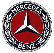 Am 28. und 29. Juni 1926 fusionieren Benz & Cie. und Daimler-Motoren-Gesellschaft zur damaligen Daimler-Benz AG. Das Markenzeichen für die neue Marke Mercedes-Benz meldet das neue Unternehmen am 21. August 1926 an. Es verbindet die bisherigen Markenzeichen: Der Dreizackstern stammt von Mercedes, der Lorbeerkranz von Benz. (Fotosignatur der Archive von Mercedes-Benz Classic: 2001DIG410)
On 28 and 29 June 1926, Benz & Cie. and Daimler-Motoren-Gesellschaft merged to form Daimler-Benz AG. The new company registered the trademark for the new Mercedes-Benz brand on 21 August 1926. It combined the previous trademarks: the three-pointed star came from Mercedes, the laurel wreath from Benz. (Photo reference number in the Mercedes-Benz Classic Archives: 2001DIG410)