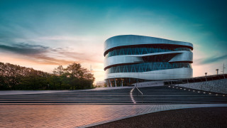 Mercedes-Benz Museum, Stuttgart. Das 2006 eröffnete Museum verkörpert das Erbe und die Innovationstradition der Marke. Seine DNA-inspirierte Architektur diente als Leitbild für die Gestaltung des Gebäudes. (Fotosignatur der Archive von Mercedes-Benz Classic: D855859)
Mercedes-Benz Museum, Stuttgart. Opened in 2006, it embodies the brand’s heritage and tradition of innovation. The shape of the human DNA inspired the building’s design. (Photo reference number in the Mercedes-Benz Classic Archives: D855859)