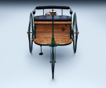 Benz Patent-Motorwagen. Authentische Nachfertigung des ersten Automobils der Welt aus dem Jahr 1886. Studioaufnahme von vorn aus dem Jahr 2025.
Benz Patent Motor Car. Authentic replica of the world’s first automobile from 1886. Studio shot from the front, taken in 2025.