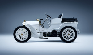 Mercedes-Simplex 40 PS, Produktionszeit 1902 bis 1903. Fahrzeug aus dem Jahr 1902. Studioaufnahme von links aus dem Jahr 2025.
Mercedes-Simplex 40 hp, production period 1902 to 1903. Vehicle from 1902. Studio shot from the left, taken in 2025.
