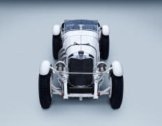 Mercedes-Benz SSK (W 06), Produktionszeit 1928 bis 1932. Fahrzeug aus dem Jahr 1928. Studioaufnahme von vorn aus dem Jahr 2025.
Mercedes-Benz SSK (W 06), production period 1928 to 1932. Vehicle from 1928. Studio shot from the front, taken in 2025.