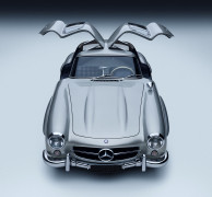 Mercedes-Benz 300 SL „Fügeltürer“ (W 198), Produktionszeit 1954 bis 1957. Fahrzeug aus dem Jahr 1955. Studioaufnahme von vorn mit geöffneten Flügeltüren aus dem Jahr 2025.
Mercedes-Benz 300 SL “Gullwing” (W 198), production period 1954 to 1957. Vehicle from 1955. Studio shot from the front with gullwing doors open, taken in 2025.