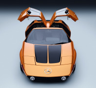 Mercedes-Benz C 111-II. Experimentalfahrzeug aus dem Jahr 1970. Studioaufnahme von vorn mit geöffneten Flügeltüren aus dem Jahr 2025.
Mercedes-Benz C 111-II. Experimental vehicle from 1970. Studio shot from the front with gullwing doors open, taken in 2025.