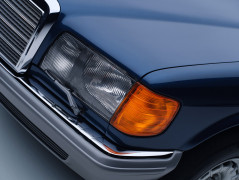 Mercedes-Benz 500 SEL, Baujahr 1982 (Baureihe 126, Produktionszeit 1979 bis 1992). Detailaufnahme des linken Scheinwerfers aus dem Jahr 2025.
Mercedes-Benz 500 SEL from 1982 (126 series, production period 1979 to 1992). Detailed shot of the left headlight, taken in 2025.