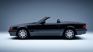 Mercedes-Benz 300 SL, Baujahr 1992 (Baureihe 129, Produktionszeit 1989 bis 2001). Studioaufnahme von links aus dem Jahr 2025.
Mercedes-Benz 300 SL from 1992 (129 series, production period 1989 to 2001). Studio shot from the left, taken in 2025.