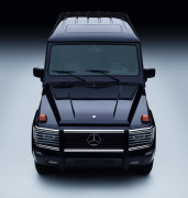 Mercedes-Benz 500 GE V8, Baujahr 1993 (Baureihe 463). Die G-Klasse wird seit 1979 produziert. Studioaufnahme von vorn aus dem Jahr 2025.
Mercedes-Benz 500 GE V8 from 1993 (463 series). The G-Class is being produced since 1979. Studio shot from the front, taken in 2025.