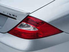 Mercedes-Benz CLS 55 AMG, Baujahr 2005 (Baureihe 219, Produktionszeit 2004 bis 2010). Detailaufnahme der rechten Heckleuchte aus dem Jahr 2025.
Mercedes-Benz CLS 55 AMG from 2005 (219 series, production period 2004 to 2010. Vehicle from 2005. Detailed shot of the right rear light, taken in 2025.